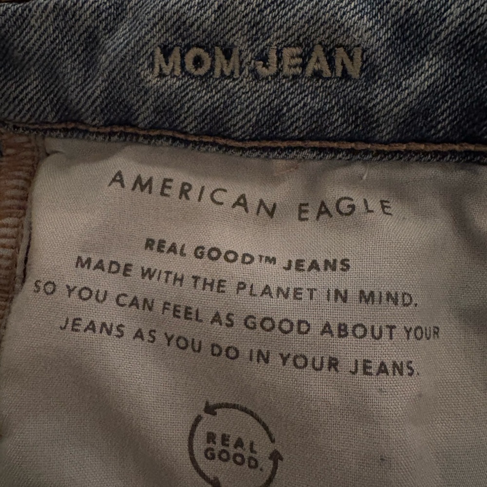 America Eagle Light Wash Mom Jeans - Picture 8 of 8